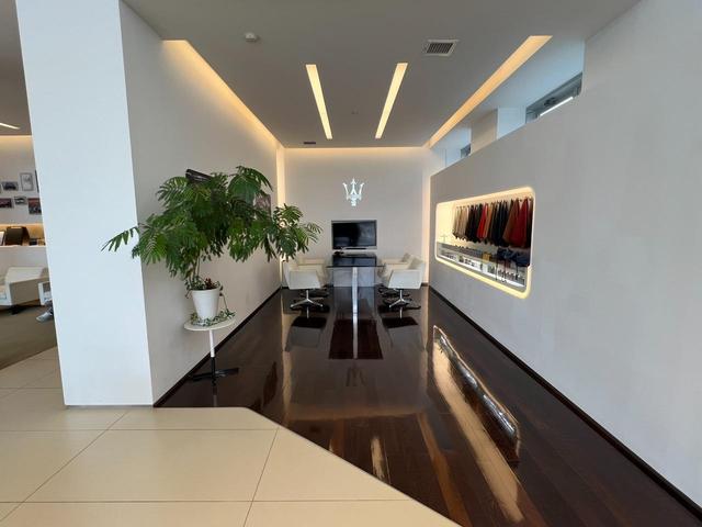 グラントゥーリズモ ＭＣ　ピアノブラックトリム　メタリックペイント　マットレッドキャリパー　自動防眩ミラー　カラードステッチ　カーペットパイピング（63枚目）