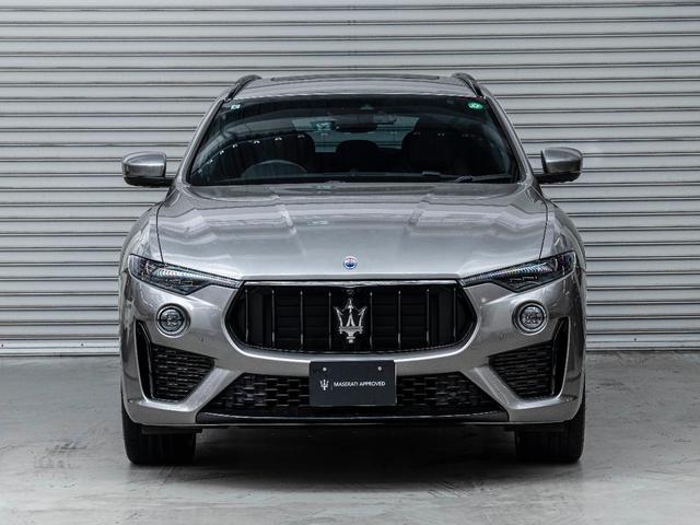 レヴァンテ グランスポーツ　認定保証２年　サンルーフ　フルプレミアムレザー　メタリックペイント　２１インチヘリオスホイール　プレミアムサウンドシステム　前後シートヒーター　ヘッドレストトライデントステッチ　リアドア電動ブラインド（4枚目）