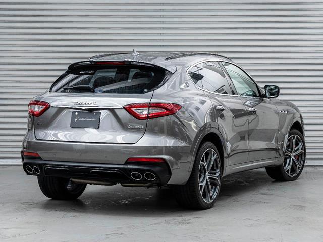 レヴァンテ グランスポーツ　認定保証２年　サンルーフ　フルプレミアムレザー　メタリックペイント　２１インチヘリオスホイール　プレミアムサウンドシステム　前後シートヒーター　ヘッドレストトライデントステッチ　リアドア電動ブラインド（5枚目）