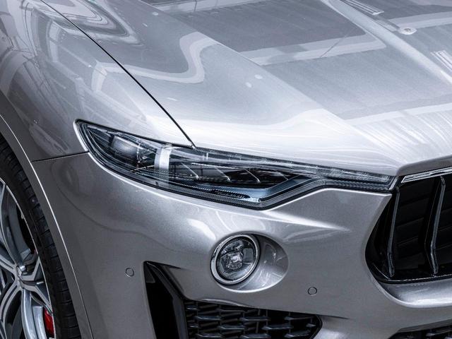 レヴァンテ グランスポーツ　認定保証２年　サンルーフ　フルプレミアムレザー　メタリックペイント　２１インチヘリオスホイール　プレミアムサウンドシステム　前後シートヒーター　ヘッドレストトライデントステッチ　リアドア電動ブラインド（8枚目）