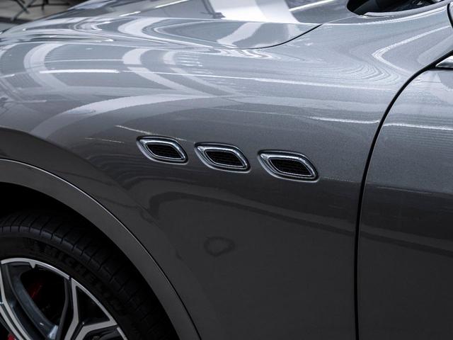 レヴァンテ グランスポーツ　認定保証２年　サンルーフ　フルプレミアムレザー　メタリックペイント　２１インチヘリオスホイール　プレミアムサウンドシステム　前後シートヒーター　ヘッドレストトライデントステッチ　リアドア電動ブラインド（14枚目）