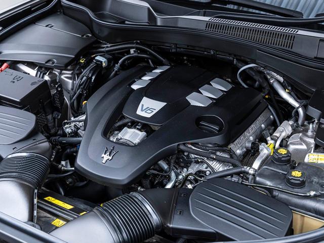 レヴァンテ グランスポーツ　認定保証２年　サンルーフ　フルプレミアムレザー　メタリックペイント　２１インチヘリオスホイール　プレミアムサウンドシステム　前後シートヒーター　ヘッドレストトライデントステッチ　リアドア電動ブラインド（18枚目）