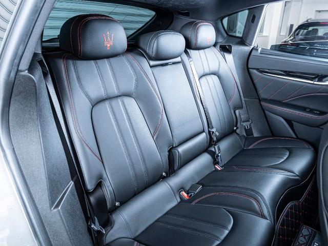 レヴァンテ グランスポーツ　認定保証２年　サンルーフ　フルプレミアムレザー　メタリックペイント　２１インチヘリオスホイール　プレミアムサウンドシステム　前後シートヒーター　ヘッドレストトライデントステッチ　リアドア電動ブラインド（26枚目）