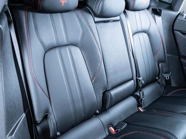 レヴァンテ グランスポーツ　認定保証２年　サンルーフ　フルプレミアムレザー　メタリックペイント　２１インチヘリオスホイール　プレミアムサウンドシステム　前後シートヒーター　ヘッドレストトライデントステッチ　リアドア電動ブラインド（28枚目）