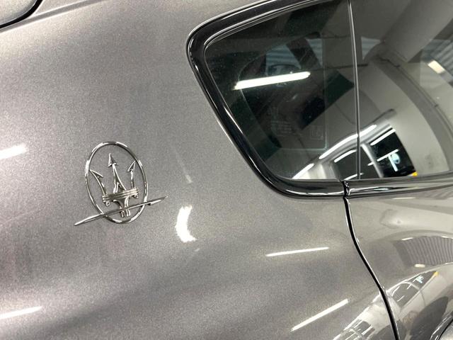 レヴァンテ Sグランスポーツ 認定中保証2年付 サンルーフ 21インチヘリオス フルナチュラルレザー ハイグロスカーボントリム ネリッシモパック メタルシェントペイントントペイント ハーマンカードン ステアリングカーボンインサート(20枚目)