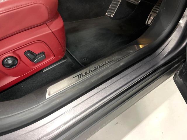 レヴァンテ Sグランスポーツ 認定中保証2年付 サンルーフ 21インチヘリオス フルナチュラルレザー ハイグロスカーボントリム ネリッシモパック メタルシェントペイントントペイント ハーマンカードン ステアリングカーボンインサート(22枚目)