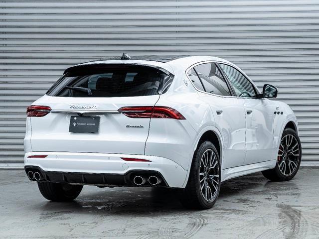 グレカーレ ＧＴ　認定中古保証２年付　フルプレミアムレザー　２０インチエーテレホイール　パノラマサンルーフ　１４方向電動調節式シート　レッドブレーキキャリパー　ラディカウッドトリム　ワイヤレスチャージャー（4枚目）