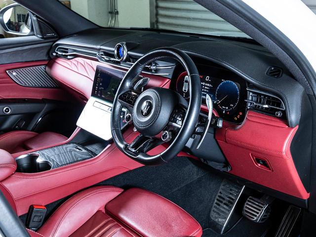 グレカーレ ＧＴ　認定中古保証２年付　フルプレミアムレザー　２０インチエーテレホイール　パノラマサンルーフ　１４方向電動調節式シート　レッドブレーキキャリパー　ラディカウッドトリム　ワイヤレスチャージャー（7枚目）