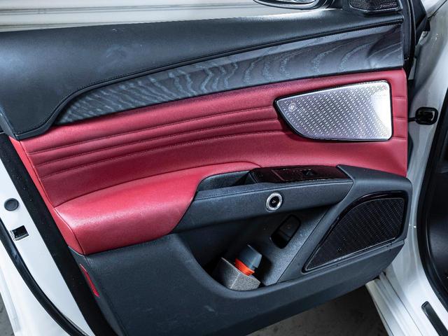 グレカーレ ＧＴ　認定中古保証２年付　フルプレミアムレザー　２０インチエーテレホイール　パノラマサンルーフ　１４方向電動調節式シート　レッドブレーキキャリパー　ラディカウッドトリム　ワイヤレスチャージャー（11枚目）