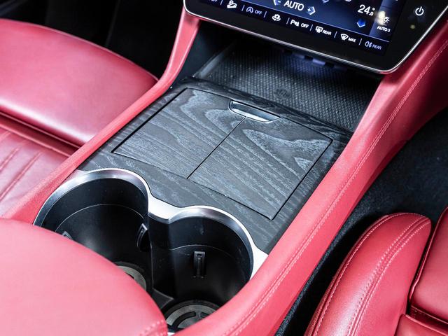 グレカーレ ＧＴ　認定中古保証２年付　フルプレミアムレザー　２０インチエーテレホイール　パノラマサンルーフ　１４方向電動調節式シート　レッドブレーキキャリパー　ラディカウッドトリム　ワイヤレスチャージャー（12枚目）