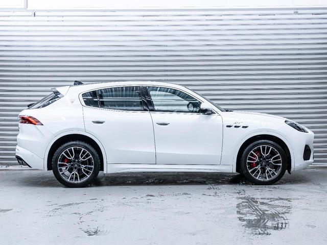 グレカーレ ＧＴ　認定中古保証２年付　フルプレミアムレザー　２０インチエーテレホイール　パノラマサンルーフ　１４方向電動調節式シート　レッドブレーキキャリパー　ラディカウッドトリム　ワイヤレスチャージャー（15枚目）