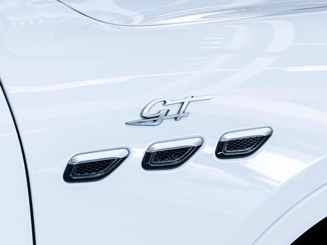 グレカーレ ＧＴ　認定中古保証２年付　フルプレミアムレザー　２０インチエーテレホイール　パノラマサンルーフ　１４方向電動調節式シート　レッドブレーキキャリパー　ラディカウッドトリム　ワイヤレスチャージャー（18枚目）