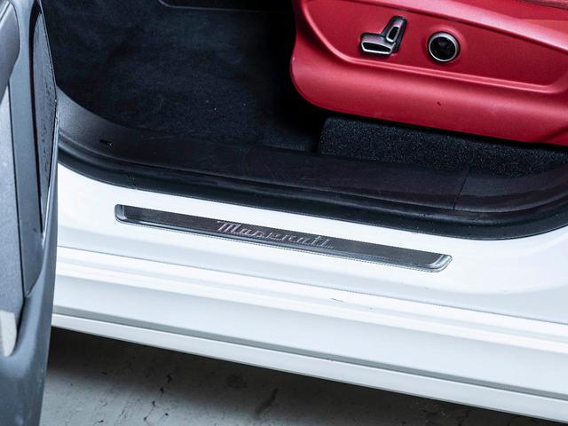 グレカーレ ＧＴ　認定中古保証２年付　フルプレミアムレザー　２０インチエーテレホイール　パノラマサンルーフ　１４方向電動調節式シート　レッドブレーキキャリパー　ラディカウッドトリム　ワイヤレスチャージャー（21枚目）