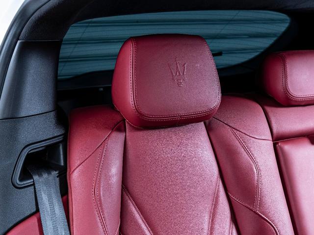 グレカーレ ＧＴ　認定中古保証２年付　フルプレミアムレザー　２０インチエーテレホイール　パノラマサンルーフ　１４方向電動調節式シート　レッドブレーキキャリパー　ラディカウッドトリム　ワイヤレスチャージャー（34枚目）