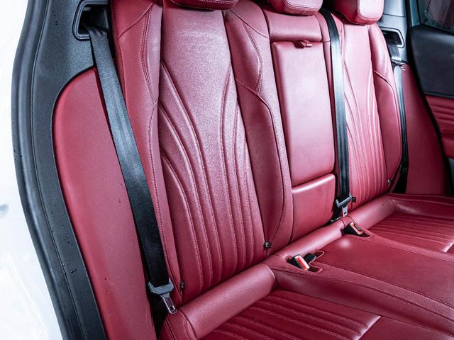 グレカーレ ＧＴ　認定中古保証２年付　フルプレミアムレザー　２０インチエーテレホイール　パノラマサンルーフ　１４方向電動調節式シート　レッドブレーキキャリパー　ラディカウッドトリム　ワイヤレスチャージャー（35枚目）