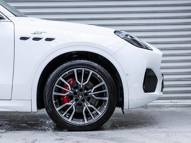 グレカーレ ＧＴ　認定中古保証２年付　フルプレミアムレザー　２０インチエーテレホイール　パノラマサンルーフ　１４方向電動調節式シート　レッドブレーキキャリパー　ラディカウッドトリム　ワイヤレスチャージャー（37枚目）