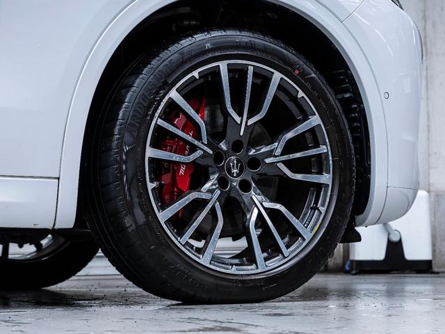 グレカーレ ＧＴ　認定中古保証２年付　フルプレミアムレザー　２０インチエーテレホイール　パノラマサンルーフ　１４方向電動調節式シート　レッドブレーキキャリパー　ラディカウッドトリム　ワイヤレスチャージャー（38枚目）