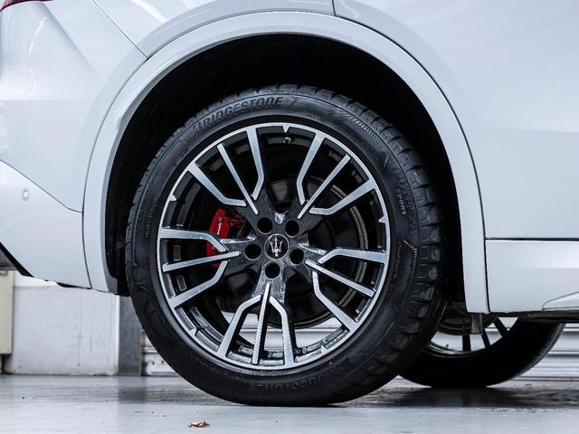 グレカーレ ＧＴ　認定中古保証２年付　フルプレミアムレザー　２０インチエーテレホイール　パノラマサンルーフ　１４方向電動調節式シート　レッドブレーキキャリパー　ラディカウッドトリム　ワイヤレスチャージャー（41枚目）