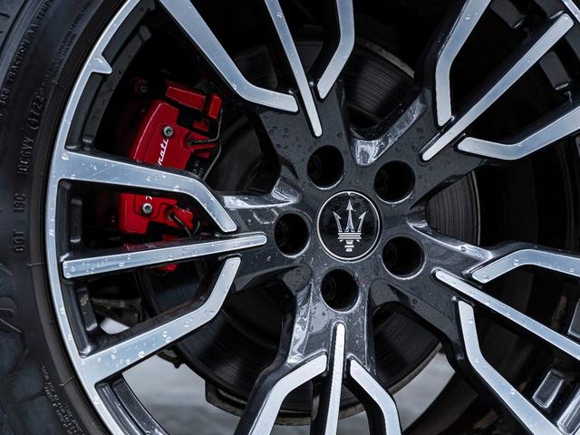 グレカーレ ＧＴ　認定中古保証２年付　フルプレミアムレザー　２０インチエーテレホイール　パノラマサンルーフ　１４方向電動調節式シート　レッドブレーキキャリパー　ラディカウッドトリム　ワイヤレスチャージャー（43枚目）