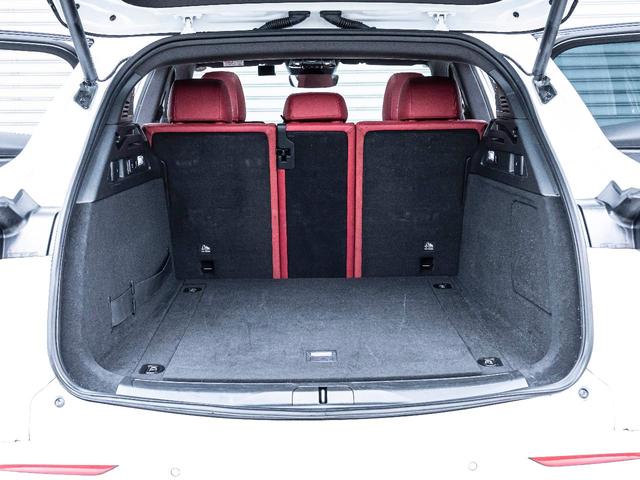 グレカーレ ＧＴ　認定中古保証２年付　フルプレミアムレザー　２０インチエーテレホイール　パノラマサンルーフ　１４方向電動調節式シート　レッドブレーキキャリパー　ラディカウッドトリム　ワイヤレスチャージャー（44枚目）