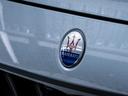 エクステリアにはもう一つエンブレムが。マセラティのイメージカラーのブルーが差し色に。