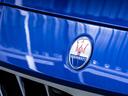 エクステリアにはもう一つエンブレムが。マセラティのイメージカラーのブルーが差し色に。