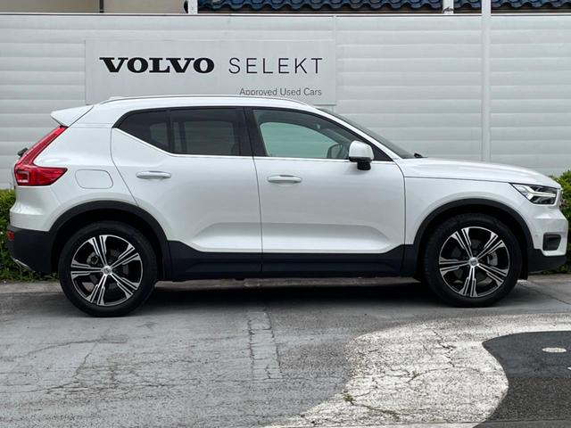 ＸＣ４０ Ｔ４　ＡＷＤ　インスクリプション　インテリセーフ　認定中古車　禁煙車　黒革　Ｈａｒｍａｎ／Ｋａｒｄｏｎ　純正タッチ型ナビＴＶ　３６０度カメラ　ドライブモード　ステアリングホイールヒーター　メモリー機能付パワーシート　純正１９インチＡＷ（17枚目）