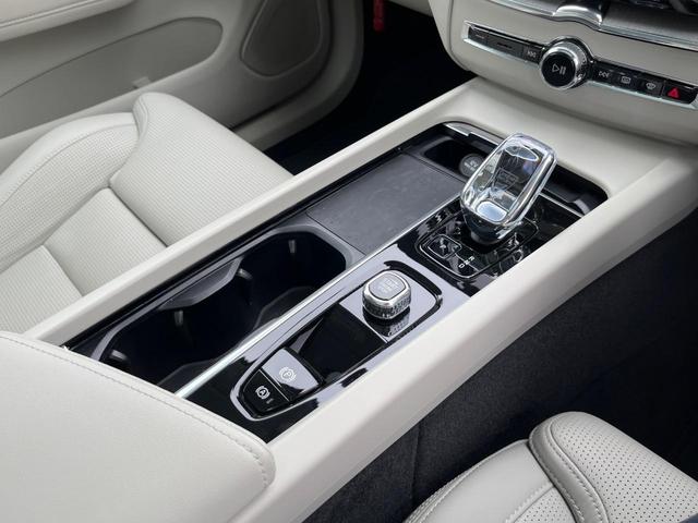 XC60 リチャージアルティメトT6AWDプラグインハイブリド 認定中古車 プラグインハイブリッド パノラマガラスサンルーフ 白革シート harman/kardon 360°ビューカメラ レーダークルーズ 禁煙車 マッサージ機能付シート パイロットアシスト(60枚目)