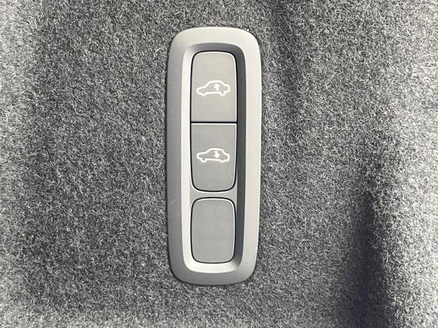 XC60 リチャージアルティメトT6AWDプラグインハイブリド 認定中古車 プラグインハイブリッド パノラマガラスサンルーフ 白革シート harman/kardon 360°ビューカメラ レーダークルーズ 禁煙車 マッサージ機能付シート パイロットアシスト(64枚目)