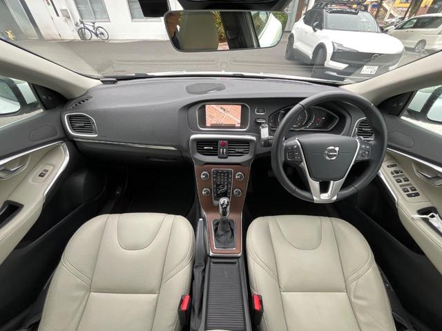 Ｖ４０ Ｔ３　クラシックエディション　認定中古車　ガラスルーフ　最終モデル　革シート　インテリセーフ　衝突被害軽減ブレーキ　シートヒーター　パワーシート　ＬＥＤヘッドライト　バックカメラ　純正ナビ　レーダークルーズ　Ｂｌｕｅｔｏｏｔｈ（2枚目）