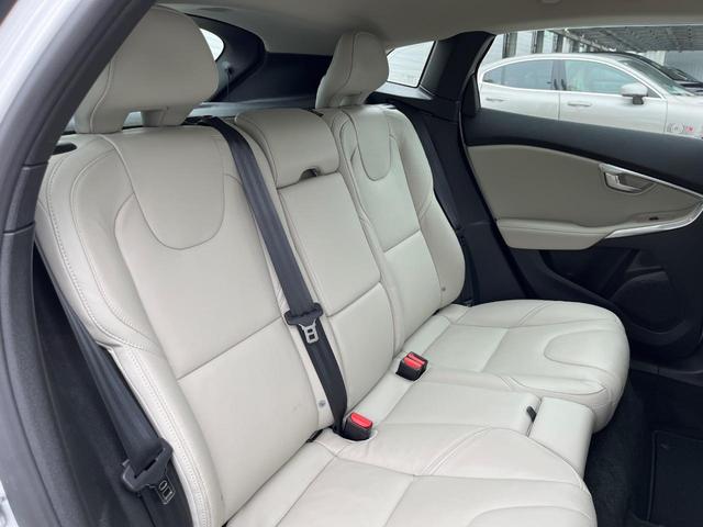 Ｖ４０ Ｔ３　クラシックエディション　認定中古車　ガラスルーフ　最終モデル　革シート　インテリセーフ　衝突被害軽減ブレーキ　シートヒーター　パワーシート　ＬＥＤヘッドライト　バックカメラ　純正ナビ　レーダークルーズ　Ｂｌｕｅｔｏｏｔｈ（13枚目）