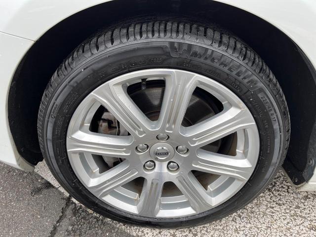 Ｖ４０ Ｔ３　クラシックエディション　認定中古車　ガラスルーフ　最終モデル　革シート　インテリセーフ　衝突被害軽減ブレーキ　シートヒーター　パワーシート　ＬＥＤヘッドライト　バックカメラ　純正ナビ　レーダークルーズ　Ｂｌｕｅｔｏｏｔｈ（14枚目）