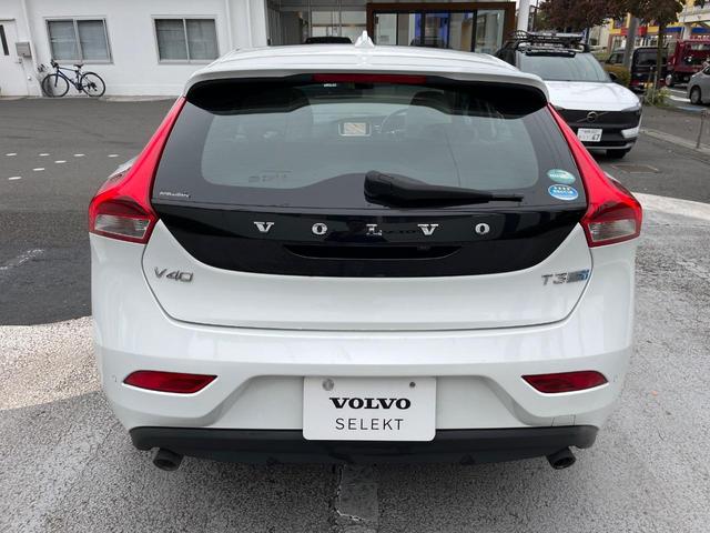 Ｖ４０ Ｔ３　クラシックエディション　認定中古車　ガラスルーフ　最終モデル　革シート　インテリセーフ　衝突被害軽減ブレーキ　シートヒーター　パワーシート　ＬＥＤヘッドライト　バックカメラ　純正ナビ　レーダークルーズ　Ｂｌｕｅｔｏｏｔｈ（20枚目）
