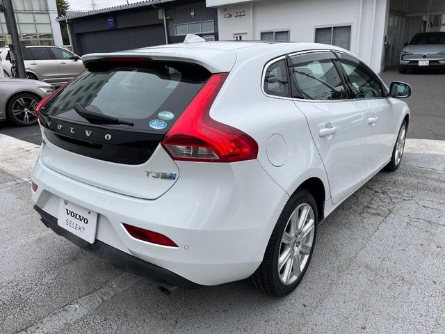 Ｖ４０ Ｔ３　クラシックエディション　認定中古車　ガラスルーフ　最終モデル　革シート　インテリセーフ　衝突被害軽減ブレーキ　シートヒーター　パワーシート　ＬＥＤヘッドライト　バックカメラ　純正ナビ　レーダークルーズ　Ｂｌｕｅｔｏｏｔｈ（21枚目）