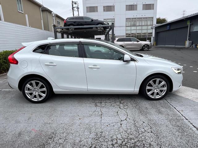 Ｖ４０ Ｔ３　クラシックエディション　認定中古車　ガラスルーフ　最終モデル　革シート　インテリセーフ　衝突被害軽減ブレーキ　シートヒーター　パワーシート　ＬＥＤヘッドライト　バックカメラ　純正ナビ　レーダークルーズ　Ｂｌｕｅｔｏｏｔｈ（22枚目）