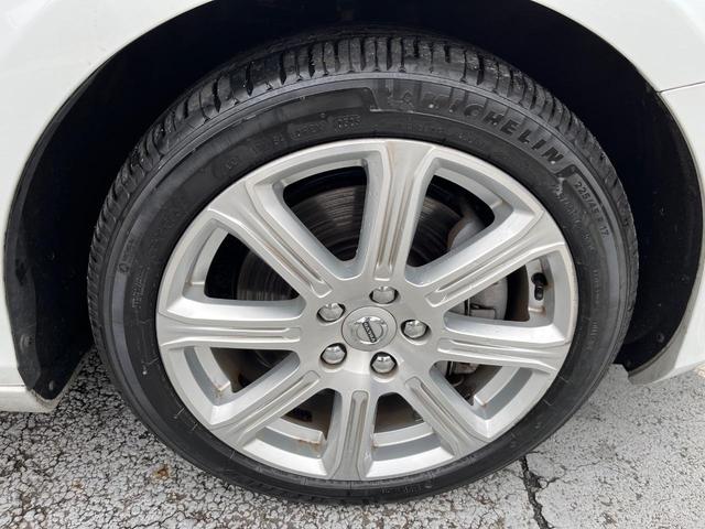 Ｖ４０ Ｔ３　クラシックエディション　認定中古車　ガラスルーフ　最終モデル　革シート　インテリセーフ　衝突被害軽減ブレーキ　シートヒーター　パワーシート　ＬＥＤヘッドライト　バックカメラ　純正ナビ　レーダークルーズ　Ｂｌｕｅｔｏｏｔｈ（26枚目）