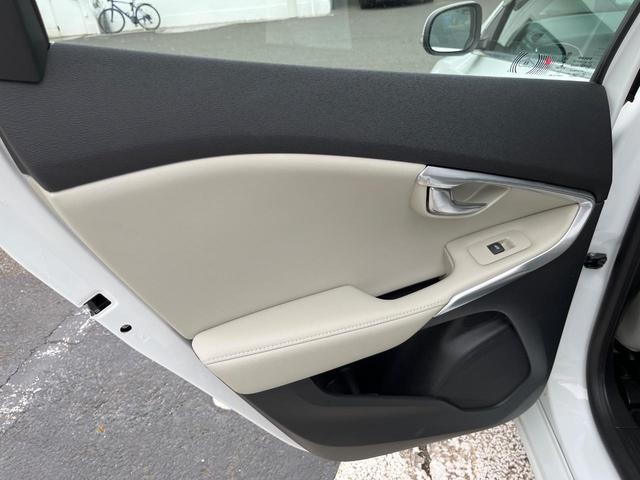 Ｖ４０ Ｔ３　クラシックエディション　認定中古車　ガラスルーフ　最終モデル　革シート　インテリセーフ　衝突被害軽減ブレーキ　シートヒーター　パワーシート　ＬＥＤヘッドライト　バックカメラ　純正ナビ　レーダークルーズ　Ｂｌｕｅｔｏｏｔｈ（35枚目）