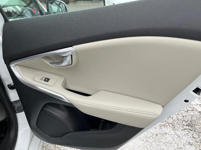 Ｖ４０ Ｔ３　クラシックエディション　認定中古車　ガラスルーフ　最終モデル　革シート　インテリセーフ　衝突被害軽減ブレーキ　シートヒーター　パワーシート　ＬＥＤヘッドライト　バックカメラ　純正ナビ　レーダークルーズ　Ｂｌｕｅｔｏｏｔｈ（36枚目）