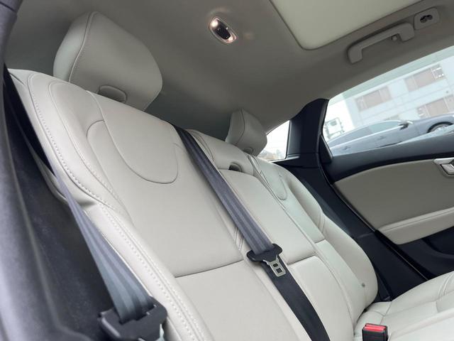 Ｖ４０ Ｔ３　クラシックエディション　認定中古車　ガラスルーフ　最終モデル　革シート　インテリセーフ　衝突被害軽減ブレーキ　シートヒーター　パワーシート　ＬＥＤヘッドライト　バックカメラ　純正ナビ　レーダークルーズ　Ｂｌｕｅｔｏｏｔｈ（41枚目）