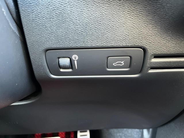 XC40 B4 AWD Rデザイン 認定中古車 インテリセーフ シートヒーター パワーシート パイロットアシスト 360ビューカメラ 純正ナビ アダプティブクルーズコントロール ブラインドスポットモニター(8枚目)