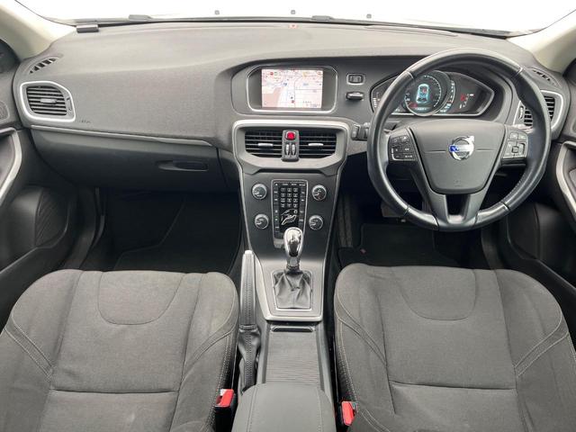 Ｖ４０Ｔ４入庫です！純正ナビやバックカメラ、クルーズコントロールシステムなど快適装備盛りだくさん♪もちろんボルボが世界に誇る安全機能も多数装備されています。初めてのボルボにピッタリの一台です♪