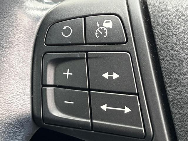 【アダプティブ・クルーズ・コントロール】衝突被害軽減システムと連携し走行速度を保つクルーズコントロールシステム。前方車両を感知して一定の車間距離を保つよう速度を調節します。高速運転も楽々！