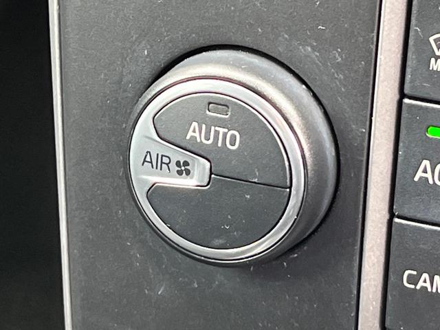 【オートエアコン】一度お好みの温度に設定すれば、車内の温度を検知し風量や温度を自動で調整。暑い…寒い…と何度もスイッチ操作をする必要はありません。快適な車内空間には必須の機能ですね。