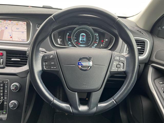 【純正革巻きステアリング】上質な革を使用することで、手にしっかり馴染むボルボのステアリング。高級感がありながら、とても運転しやすいのが特長です。