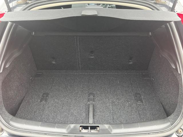 普段のお買い物や通勤、送迎等に十分な荷室スペースを確保しております。セカンドシートを倒すと、大きな荷物の積載も可能です。