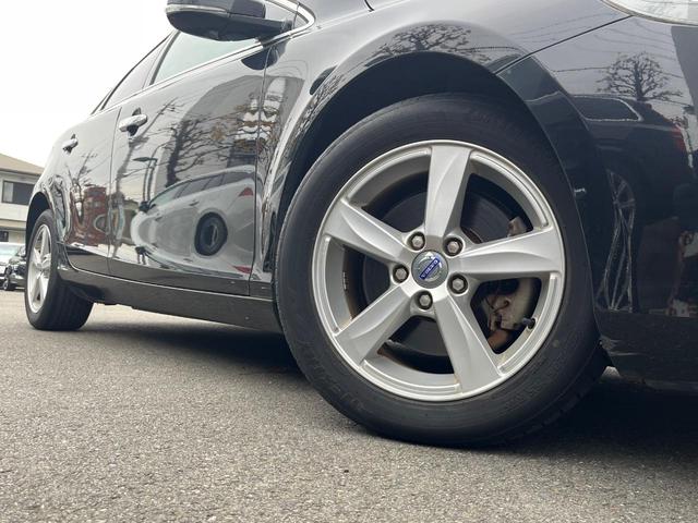 【純正１６インチアルミホイール】こだわりを持ってモデル別にデザインされた純正アルミホイールを装着。しつこい鉄粉や錆に高い効果を発揮する「ホイールコーティング」の施工も受付中！