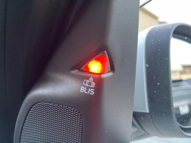 【ブラインドスポット・インフォメーション・システム】走行中、ドアミラーの死角になりやすい箇所に後続車が接近すると、ドアミラー横の警告灯が十分な余裕を持ってドライバーに警告を発します。