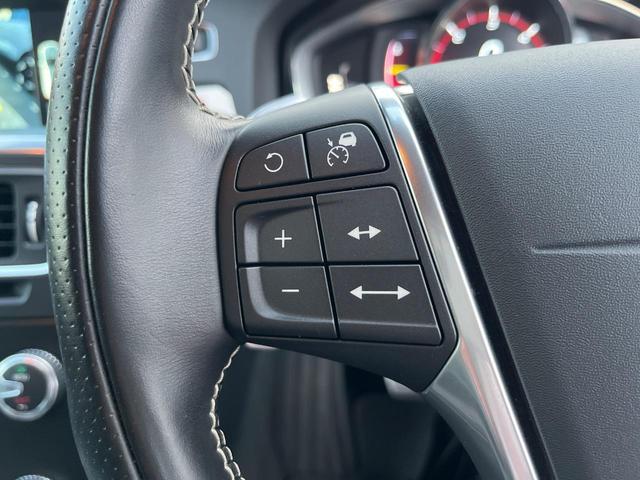 【アダプティブ・クルーズ・コントロール】衝突被害軽減システムと連携し走行速度を保つクルーズコントロールシステム。前方車両を感知して一定の車間距離を保つよう速度を調節します。高速運転も楽々！