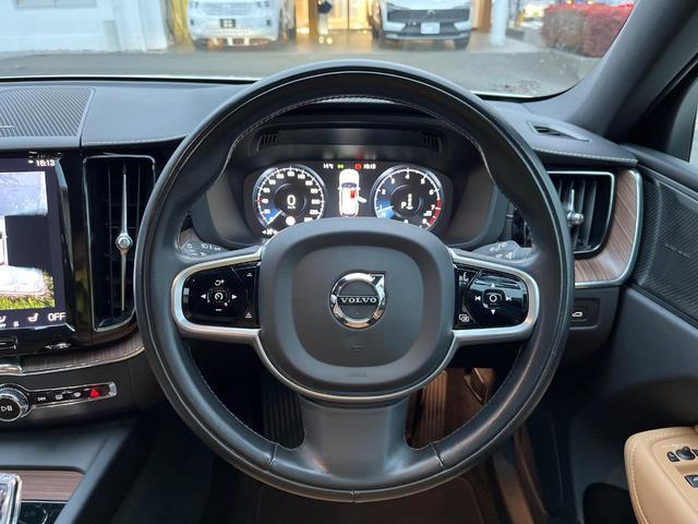【純正革巻きステアリング】上質な革を使用することで、手にしっかり馴染むボルボのステアリング。高級感がありながら、とても運転しやすいのが特長です。