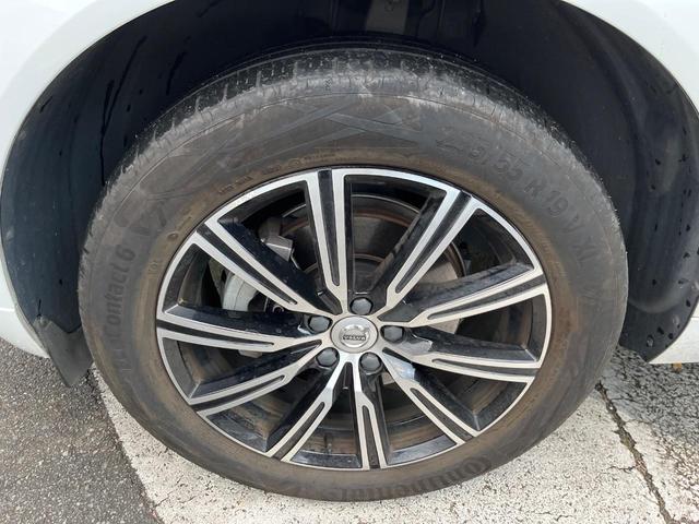 【純正１９インチアルミホイール】こだわりを持ってモデル別にデザインされた純正アルミホイールを装着。しつこい鉄粉や錆に高い効果を発揮する「ホイールコーティング」の施工も受付中！